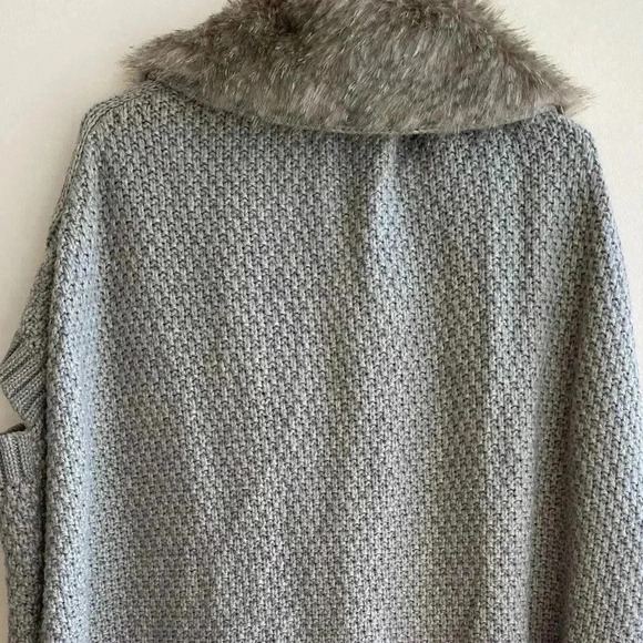 NORDSTROM Oversized Chunky Knit Faux Fur Collar Sweater, Sweater Cape, OS - Picture 11 of 12